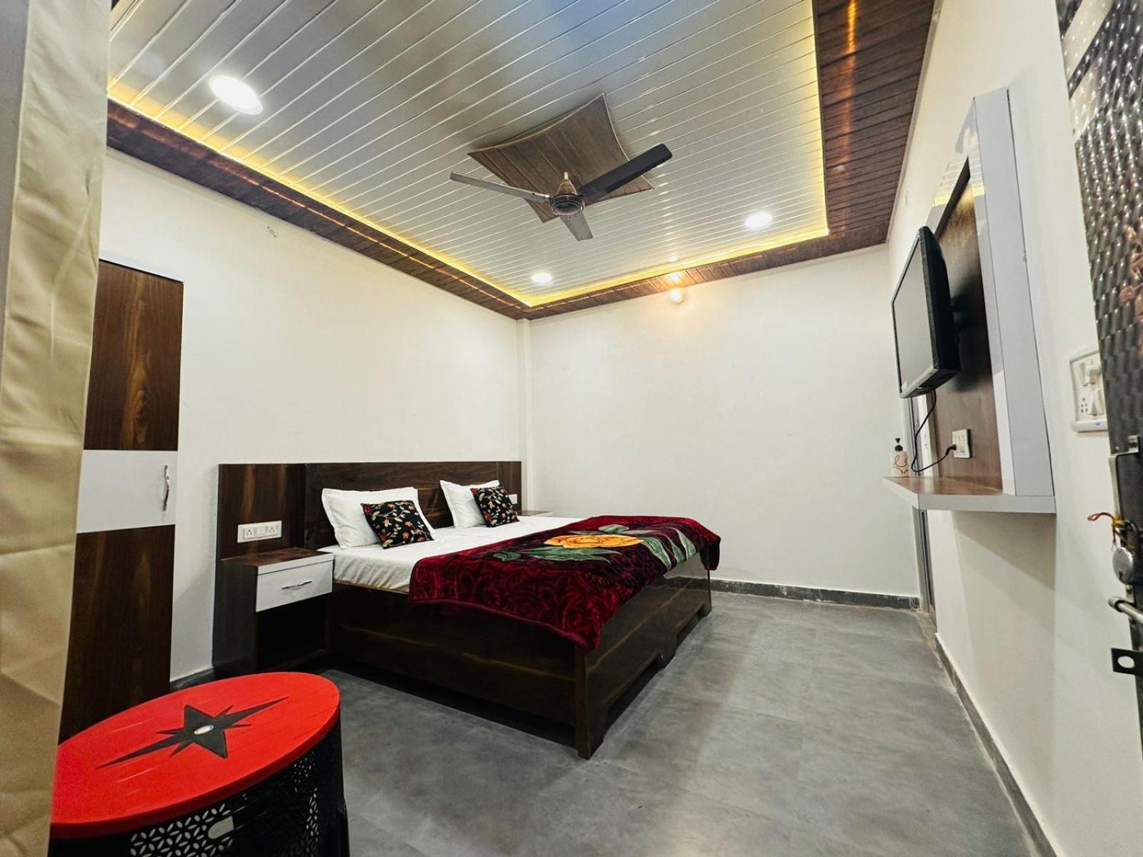Hotel The Nirmala Palace Ayodhya Habitación foto